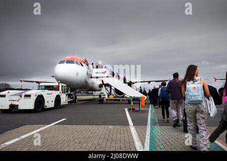 Easy Jet Airbus 320 am Flughafen Belfast Stockfoto