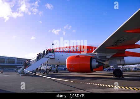 Easy Jet Airbus 320 am Flughafen Belfast Stockfoto