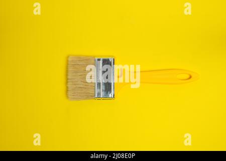 Pinsel zum Malen und Reparieren auf gelbem Grund Stockfoto