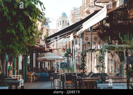 Limassol, Zypern - 16. Juni 2019: Blick auf die Kathedrale von Ayia Napa durch die Restaurants am Saripolou-Platz Stockfoto