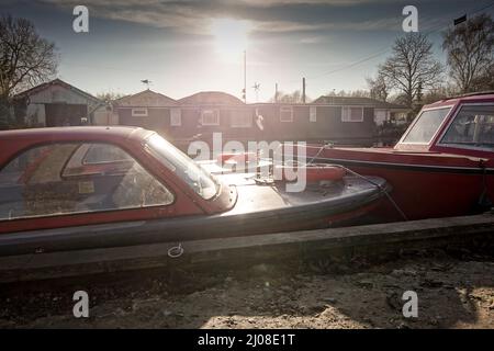 Abstraktes Detail der Stufen auf der alten Eisenbahnbrücke Stockfoto