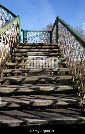 Abstraktes Detail der Stufen auf der alten Eisenbahnbrücke Stockfoto