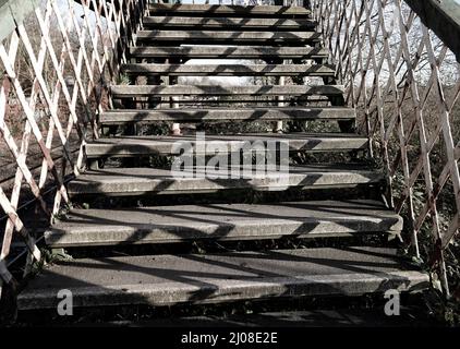 Abstraktes Detail der Stufen auf der alten Eisenbahnbrücke Stockfoto