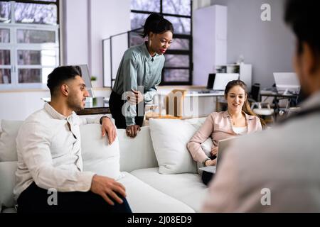 Junge Menschen, Die In Coliving Space Arbeiten Stockfoto