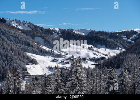 Blick auf die verschneiten Felsen der italienischen Dolomiten an einem schönen sonnigen Tag. Stockfoto