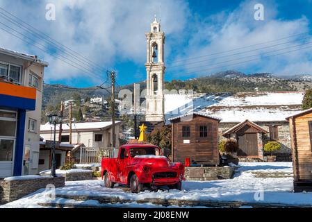 Der Dorfplatz von Kyperounta und das Dorf Ayia Marina im Winter. Limassol District, Zypern Stockfoto