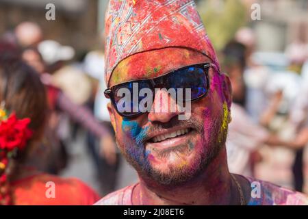 Lalitpur, Nepal. 17. März 2022. Ein Mann, der mit farbigem Pulver beschmiert wurde, feiert Holi, das Festival der Farben, in Lalitpur, Nepal, 17. März 2022. Quelle: Hari Maharjan/Xinhua/Alamy Live News Stockfoto