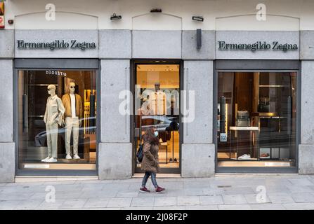 Madrid, Spanien. 19.. Februar 2022. Ein Fußgänger geht am italienischen Luxusmodemarke Ermenegildo Zegna-Laden in Spanien vorbei. (Bild: © Xavi Lopez/SOPA Images via ZUMA Press Wire) Stockfoto