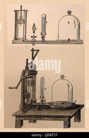 Zwei Ansichten (demontiert und tatsächlich) einer viktorianischen britischen Luftpumpe. Otto von Guericke erfand die Vakuum-Luftpumpe 1649, in Großbritannien konstruierte Robert Hooke eine wissenschaftliche Luftpumpe für Robert Boyle; 1705 folgte die Entwicklung einer Doppelluftpumpe, die vom englischen Wissenschaftler Francis Hauksbee mit der Fähigkeit, ein Vakuum zu erzeugen, konstruiert wurde Stockfoto