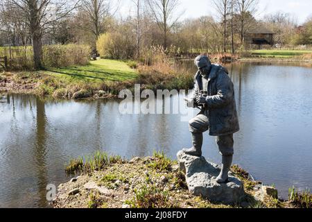 Sir Peter Scott Statue vor dem London Wetland Centre in Barnes, Südwesten Londons, England, Großbritannien Stockfoto