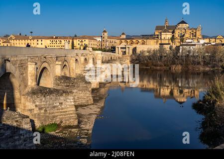 Römische Brücke über den Fluss Río Guadalquivir und die Mezquita - Catedral de Córdoba, Cordoba, Andalusien, Spanien | Römische Brücke über Río Guadalq Stockfoto