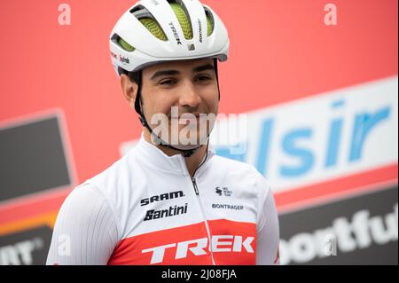 Magenta, Italien. 16. März 2022. Matteo Moschetti (Trek-Segafredo) während der Ausgabe 103. von Milano-Torino, Street Cycling in Magenta, Italien, März 16 2022 Quelle: Independent Photo Agency/Alamy Live News Stockfoto