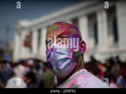 Kathmandu, Nepal. 17. März 2022. Ein Mann mit Gesichtsmaske feiert Holi, das Festival der Farben, in Kathmandu, Nepal, 17. März 2022. Quelle: Sulav Shrestha/Xinhua/Alamy Live News Stockfoto