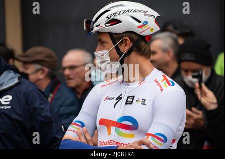 Magenta, Italien. 16. März 2022. Edvald Boasson Hagen (TotalEnergies) während der Ausgabe 103. von Milano-Turin, Street Cycling in Magenta, Italien, März 16 2022 Quelle: Independent Photo Agency/Alamy Live News Stockfoto