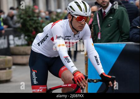 Magenta, Italien. 16. März 2022. Matteo Moschetti (Trek-Segafredo) während der Ausgabe 103. von Milano-Torino, Street Cycling in Magenta, Italien, März 16 2022 Quelle: Independent Photo Agency/Alamy Live News Stockfoto