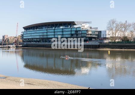 Der neue Riverside-Stand des Fulham Football Club befindet sich am Ufer der Themse im Südwesten von London, England, Großbritannien Stockfoto