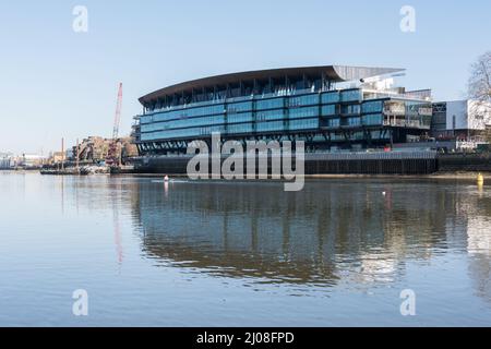 Am Ufer der Themse im Südwesten von London, England, wird derzeit der neue Riverside-Stand des Fulham Football Club gebaut Stockfoto