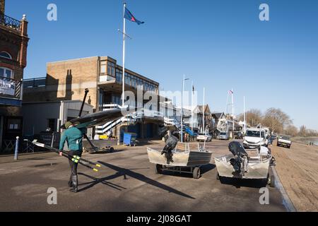 Ein einflüchtiger Ruderer trägt sein Boot zurück zum Bootshaus - Putney Embankment, Putney, London, England, Großbritannien Stockfoto