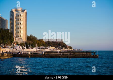 Sotschi, Russland - 22. November 2021: Böschung der berühmten russischen Stadt Sotschi am Schwarzen Meer. Resort mit schönen Hotels, Restaurants, Boutiquen, Cafés a Stockfoto