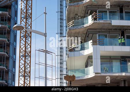 Limassol, Zypern - 20. Februar 2022: Arbeiter auf der Baustelle der Trilogy-Türme Stockfoto