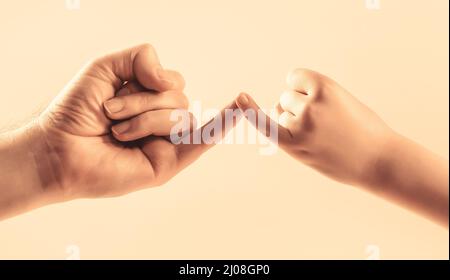 Freundschaft von Generationen. Vater, Tochter Hand machen Versprechen Freundschaft Konzept. Kind Haken kleinen Finger zusammen. Kleiner Finger der beiden Hände Stockfoto