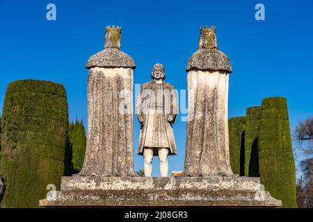 Statuen von Königin Isabella, König Ferdinand und Christopher Columbus, Promenade der Könige, Alcázar de los Reyes Cristianos in Cordoba, Andalusien, Stockfoto