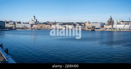 Helsinki / Finnland - 14. MÄRZ 2022: Panoramablick auf die Innenstadt von Helsinki mit der lutherischen Kathedrale, dem Präsidentenpalast und dem Marktplatz Stockfoto