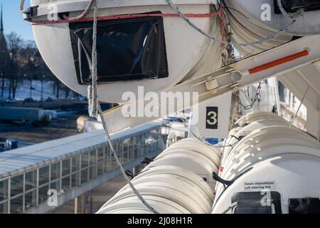 Helsinki / Finnland - 14. MÄRZ 2022: Nahaufnahme einer großen Passagierfähre. Eine Spazierpromenade eines Kreuzfahrtschiffs im Freien. Stockfoto