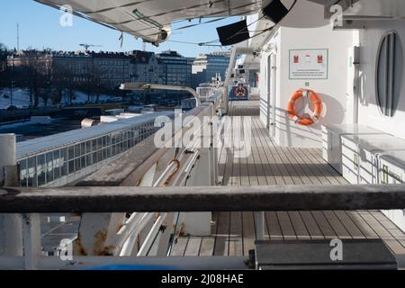 Helsinki / Finnland - 14. MÄRZ 2022: Nahaufnahme einer großen Passagierfähre. Eine Spazierpromenade eines Kreuzfahrtschiffs im Freien. Stockfoto