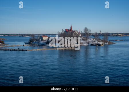 Helsinki / Finnland - 14. MÄRZ 2022: Blick vom Südhafen auf das Meer. Ein altes Herrenhaus mitten in Helsinki. Stockfoto