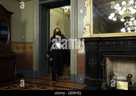 Washington DC, USA. 17. März 2022. Die US-Vizepräsidentin Kamala Harris (R) kommt am Donnerstag, dem 17. März 2022, zu uns, um Shalanda Young als Direktorin für das Büro für Management und Haushalt im Feierlichen Büro im Weißen Haus zu beschimpfen. Foto von Yuri Gripas/UPI Credit: UPI/Alamy Live News Stockfoto