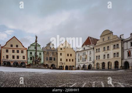 Cesky Krumlov, Tschechische Republik - 5,2022. März.leerer Hauptplatz in der berühmten tschechischen historischen Stadt mit bunten Gebäuden.UNESCO-Weltkulturerbe.Urban Stockfoto