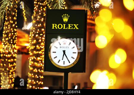 Paddock-Atmosphäre - Rolex-Uhr. Großer Preis von Bahrain, Donnerstag, 17.. März 2022. Sakhir, Bahrain. Stockfoto