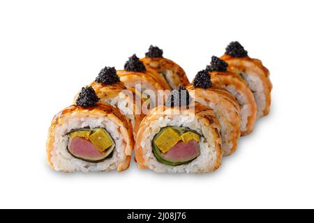 Sushi-Rolle mit Tataki-Lachs, Thunfisch, schwarzem Tobiko-Kaviar, Rührei und Gurke. Isoliert auf weißem Hintergrund Stockfoto