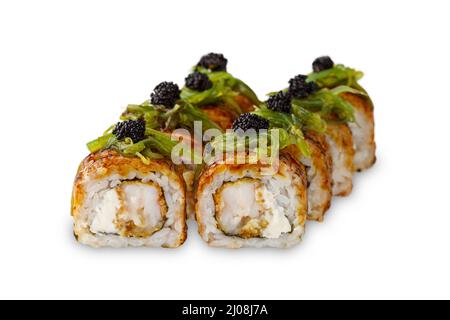 Sushi-Rolle mit gebratenen Garnelen, Frischkäse, chuka-Salat, Tobiko-Kaviar. Isoliert auf weißem Hintergrund Stockfoto