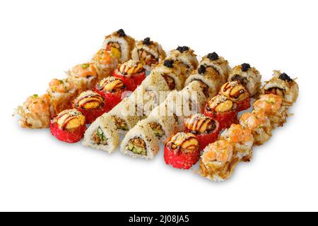 Sushi-Brötchen mit Lachs, Aal, Käse, Tobiko-Kaviar, Rührei, Gurke, Thunfisch-Chips, Sesam. Isoliert auf weißem Hintergrund Stockfoto