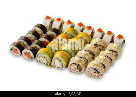 Sushi-Rollset mit Thunfisch, Gurke, Lachs, Avocado, philadelphia-Käse, Mangopüree, Walnusssauce, Krabbenfleisch, roter Kaviar, Sesam. Isoliert auf Weiß Stockfoto