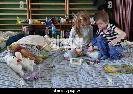 Hodonin, Tschechische Republik. 17. März 2022. Die Stadt Hodonin, Tschechische Republik, hat die Notunterkunft für Kriegsflüchtlinge aus der Ukraine in der Turnhalle der Schule in Hodonin, Tschechische Republik, eingerichtet, abgebildet am 17. März 2022. Die Ukrainer fliehen vor dem Krieg, als Russland am 24. Februar in die Ukraine einmarschierte. Quelle: Vaclav Salek/CTK Photo/Alamy Live News Stockfoto