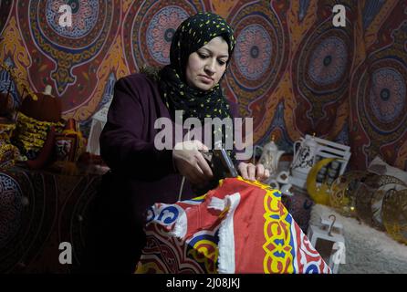 Die Palästinenserin Reham Sharab stellt in ihrem Haus in Khan Yunis traditionelle Laternen her, die „Laterne“ genannt werden. Die Laternen werden als Dekoration verwendet, um den Beginn des gesegneten Monats Ramadan zu feiern, der einen besonderen Status von den übrigen Monaten des islamischen Jahres hat, da es der Monat des Fastens ist, der als eine der Säulen des Islam gilt, Während dieser Zeit verzichten Muslime auf Speisen und Getränke und eine Gruppe von Verboten, die das Fasten von Sonnenaufgang bis Sonnenuntergang ungültig machen. Stockfoto