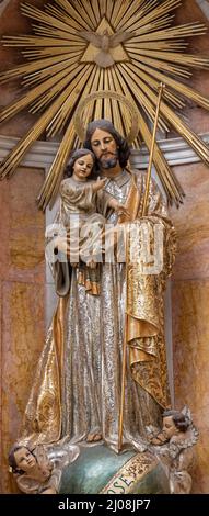 VALENCIA, SPANIEN - 14. FEBRUAR 2022: Die geschnitzte polychrome Statue des heiligen Josef in der Kathedrale - Basilika der Himmelfahrt unserer Lieben Frau Stockfoto