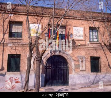 EXTERIEUR - FACHADA DE LA ESCUELA DENOMINADA 'LA TINAJA' - 1920 - ANTIGUA FABRICA DE CERAMICA. AUTOR: BELLIDO GONZALEZ LUIS. ORT: ESCUELA DE CERAMICA. MADRID. SPANIEN. Stockfoto