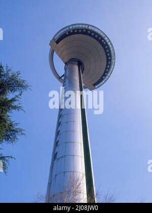 FARO CONSTRUIDO EN 1992 PARA CONMEMORAR LA CAPITALIDAD EUROPEA DE LA CULTURA. AUTOR: PEREZ ARROYO SALVADOR. LAGE: FARO DE MONCLOA. MADRID. SPANIEN. Stockfoto