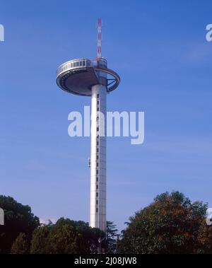 FARO CONSTRUIDO EN 1992 PARA CONMEMORAR LA CAPITALIDAD EUROPEA DE LA CULTURA. AUTOR: PEREZ ARROYO SALVADOR. LAGE: FARO DE MONCLOA. MADRID. SPANIEN. Stockfoto