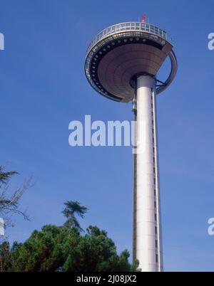 FARO CONSTRUIDO EN 1992 PARA CONMEMORAR LA CAPITALIDAD EUROPEA DE LA CULTURA. AUTOR: PEREZ ARROYO SALVADOR. LAGE: FARO DE MONCLOA. MADRID. SPANIEN. Stockfoto