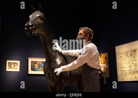 Am 11.. März 2022 fand bei Christies eine Fotozelle für den modernen britischen und irischen Art Evening-Verkauf statt. Der Verkauf präsentiert fantastische Skulptur von Dam Stockfoto