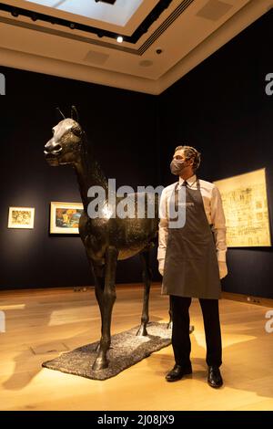 Ein Mitarbeiter posiert neben ‘Horse’, bestehend aus Bronze mit einer schwarzen Patina von Dame Elisabeth Drink, konzipiert 1978. Am 11.. März 2022 wurde ein Stockfoto