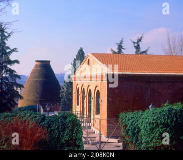 AUSSENANSICHT - ESCUELA DENOMINADA 'LA TINAJA' - 1920 - ANTIGUA FABRICA DE CERAMICA. AUTOR: BELLIDO GONZALEZ LUIS. ORT: ESCUELA DE CERAMICA. MADRID. SPANIEN. Stockfoto