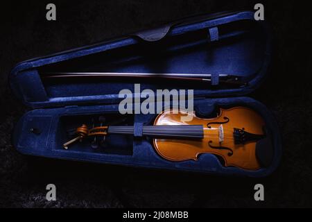 Nahaufnahme einer kleinen Violine, eine halbe Größe, Blick auf Details. Stockfoto