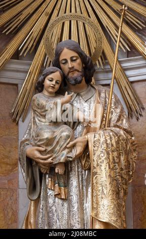 VALENCIA, SPANIEN - 14. FEBRUAR 2022: Die geschnitzte polychrome Statue des heiligen Josef in der Kathedrale - Basilika der Himmelfahrt unserer Lieben Frau Stockfoto