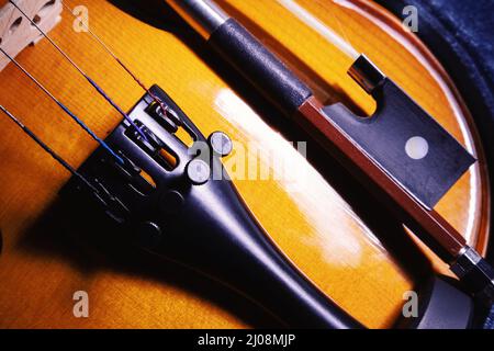 Nahaufnahme einer kleinen Violine, eine halbe Größe, Blick auf Details. Stockfoto